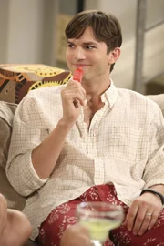 Will nicht mehr Louis Alleinunterhalter sein und sucht deshalb Spielkameraden für ihn: Walden (Ashton Kutcher) ...