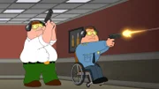 Nachdem Peter (l.) mit Joe (r.) überraschend in einen Polizeieinsatz gerät und zum Erstaunen seines Freundes Mut an der Waffe beweist, nimmt ihn Joe mit zum Schießtraining ...