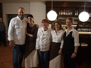 Das Traditionsrestaurant "Hirsch" in Oederan kämpft gegen die Pleite. Frank Rosin (l.) ist die letzte Rettung von Chefin Nicole Bibrach (r.) und ihrem Team ...
