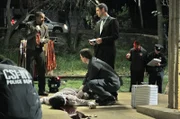 Von links: Dr. Sheldon Hawkes (Hill Harper), Mac Taylor (Gary Sinise) und Don Flack (Eddie Cahill) werden zu einer Theatervorstellung im Central Park gerufen. Der Grieche George Kolovos (Paul Papadakis, liegend) wurde während der Aufführung erstochen.