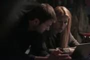Yevgeny Gromov (Costa Ronin, l.); Carrie Mathison (Claire Danes, r.)