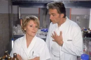 Nikola (Mariele Millowitsch) muss sich von Dr. Schmidt (Walter Sittler) anhören, dass sie gar nicht weiss, ob Borstel schon reif ist, ihren Facharzt zu machen.