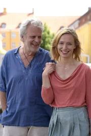 Lena (Sandra Borgmann, r.) hat nicht nur ihren Vater Carl (Peter Sattmann, l.) kennengelernt, sondern auch Freundschaft mit ihm geschlossen.