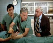 Sam (Robert Ito, li.), Lt. Monahan (Garry Walberg, re.) und Quincy (Jack Klugman) untersuchen die Leiche einer Krankenschwester.