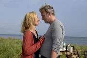 Lena (Sandra Borgmann, l.) hat sich in Mads (Rasmus Botoft, r.) verliebt, weiß aber noch nicht, ob sie länger als einen Sommer in Dänemark verbringen möchte.