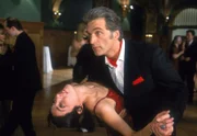 Schmidt (Walter Sittler) muss natürlich auch beim Tangotanzen mit seiner neuen Partnerin (Komparsin) aufschneiden...