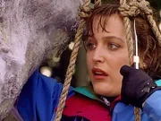 Scully (Gillian Anderson) ist entsetzt, als sie in einem insektenähnlichn Kokon die Leiche eines Mannes findet.