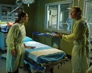 Owen (Kevin McKidd, r.) und Amelia (Caterina Scorsone, l.) werden bei einem gemeinsamen Fall mit ihren Problemen konfrontiert, während Diane Pierce ins Krankenhaus zurückkehrt ...