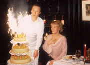 Kellner Ottmar (Martin Armknecht) bringt eine tolle Torte an Nikolas (Mariele Millowitsch) Tisch, die in dem Restaurant ganz allein ihren Geburtstag feiert. Doch leider ist die Torte nicht für sie...