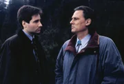 Mulder (David Duchovny, l.) versucht Sheriff Tskany (Michael Horse, r.) zu überreden, dass eine Autopsie an dem getöteten Indianer vorgenommen wird, doch er lehnt dies ab ...