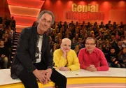 In "Genial daneben" erraten Comedy-Queen Hella von Sinnen (M.) und Comedian Wigald Boning (r.) die Fragen der Zuschauer - gestellt von Hugo Egon Balder (l.) ...