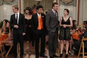 Rückblick auf eine ganz besondere Hochzeit: (v.l.n.r.) Barney (Neil Patrick Harris), Robin (Cobie Smulders), Ted (Josh Radnor), Marshall (Jason Segel) und Lily (Alyson Hannigan)  ...