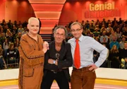 Comedy-Queen Hella von Sinnen (l.) errät zusammen mit Comedian Wigald Boning (r.) in "Genial daneben" die Fragen der Zuschauer - gestellt von Hugo Egon Balder (M.) ...