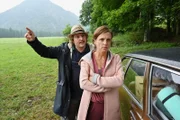 Landwirt Feichtmayr (Franz Xaver Zeller) gefällt es überhaupt nicht, dass Linda Breitmeyer (Julia Brendler) mit ihrem zugemüllten Auto tagelang auf seiner Wiese steht.