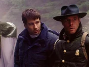 Der FBI-Agent Mulder (David Duchovny, l.) und Larry Moore (Jason Beghe, r.) von der Forstverwaltung stehen fassungslos vor der Leiche ihres Mitstreiters.