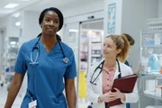 Transplant - Ein besonderer Notarzt
Staffel 3
Folge 1
Ayisha Issa als June Curtis, Laurence Leboeuf als Magalie Leblanc
SRF/NBC