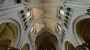 Typisch für die gotische Architektur: Hohe Kirchenräume mit Kreuzrippengewölbe. Sie entlasten die Wände und ermöglichen große Fenster.