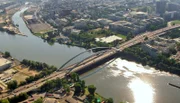 PHOENIX HESSEN VON OBEN, "Main, Rhein und Lahn", am Montag (01.06.15) um 20:15 Uhr. Hessen von oben: Blick auf die Kaiserleibrücke in Offenbach.