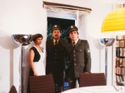 Von links: Das Hausmädchen Margot (Margot Mahler) zeigt den Polizisten Moosgruber (Max Grießer) und Heinl (Elmar Wepper) die Villa der Baronin von Wetter.