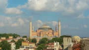 Das einstige Zentrum des Christentums: Jahrhundertelang prägt die Hagia Sophia in Istanbul die Architektur. Ihre monumentale Kuppel ruht lediglich auf vier Stützpfeilern.