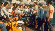 DDR-Volkspolizist und Helfer der Volkspolizei im Gespräch mit jugendlichen Motorradfahrern in Dresden.
