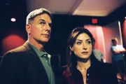 Kate (Sasha Alexander, r.) und Gibbs (Mark Harmon, l.) untersuchen den Tod eines Navy Commanders, der während eines Drogengeschäfts getötet wurde ...