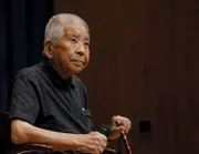 Tsutomu Yamaguchi, Thema des Films "Nijuuhibaku: Zweimal bombardiert, zweimal überlebt" ist ein 90-jähriger Überlebender der Bombenangriffe auf Hiroshima am 6. August 1945 und Nagasaki am 9. August 1945.  Herr Yamaguchi war in Hiroshima, als die Vereinigten Staaten am 6. August 1945 die erste Atombombe auf Japan abwarfen.  Er kehrte in sein Haus in Nagasaki zurück, um die Verletzungen zu behandeln, die er bei der Explosion erlitten hatte, um dann am 9. August 1945 die Bombardierung von Nagasaki zu erleben.