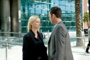 Michael Westen (Jeffrey Donovan) vermutet, dass Shannon (Katherine LaNasa) Staatsgeheimnisse an ausländische Regierungen verkauft und somit für zahlreiche Morde an eigene Spionen verantwortlich ist.