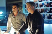 Nick (George Eads, l.), Grissom (William Petersen) und der Rest des Teams werten die gefunden Spuren am Tatort aus, um den Mörder zu überführen.