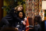Stephanie unterläuft bei einer Behandlung ein Fehler, während sich Meredith (Ellen Pompeo, l.) und Amelia (Caterina Scorsone, r.) um Maggie (Kelly McCreary, M.) kümmern, die den Tod ihrer Mutter überwinden muss ...