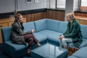 Hanna (Ellie Duckles) gibt Lisa (Morven Christie) einen wichtigen Hinweis zu der Entführung von Holly.