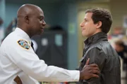 Cpt. Holt (Andre Braugher, l.) und Jake (Andy Samberg)