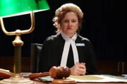 Lehrerin Miss Crapper (Helen Dallimore) ist die Richterin beim Schulgericht, vor dem die Teilnahme Mikeys am Turnier verhandelt wird.