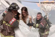 Chicago Fire Staffel 11 Folge 1 Rettung in letzter Minute: Joe Minoso als Joe Cruz (l.),  Taylor Kinney als Kelly Severide (r.)   Copyright: SRF/NBCUniversal