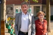 LetterBox / Oliver Feist / RTL Miss Merkel 2 - Tod auf dem Friedhof Angela (Katharina Thalbach) und Achim (Thorsten Merten) gehen durch Freudenstadt.