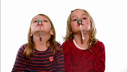 Kinder kleben Löffel an ihre Nasen und sehen dabei ganz schön lustig aus.