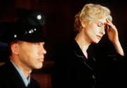 45 Uhr vom NDR im Ersten. Vera Brühne (Corinna Harfouch) auf der Anklagebank. BILDER KÖNNEN FÜR BEIDE TEILE VERWENDET WERDEN!