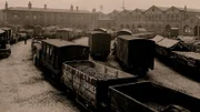 Im Güterbahnhof der englischen Stadt Wigan macht sich 1895 eine Diebesbande zu schaffen. Ihr Vorhaben endet mit einem Mordfall.    +++