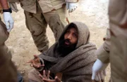 Im Rahmen des "Kriegs gegen den Terror“ vernehmen US-Soldaten einen Verdächtigen in Afghanistan.