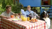 Fritz (Guido Hammesfahr, l.), seine Cousine Charlie (Géraldine Raths, r.) und Keks hecken am Frühstückstisch einen Plan aus, wie sie dem Glück auf die Schliche kommen können.