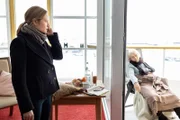 Ann Kathrin Klaasen (Julia Jentsch, l.) findet Gertrud Klocke (Angelika Thomas, r.) ermordet in einem Sessel vor.