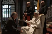 Pfaffinger (Jockel Tschiersch, links) wird vom Papst (Wulf Schmid Noerr, 2. von rechts) gesegnet.