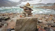 Anthropomorphe Steinskulpturen - die sogenannten Inuksuks - dienen den Eskimos als Markierungspunkte in der Weite von Eis und Schnee.