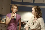 Während Bree und Gaby versuchen herauszufinden, ob Chuck irgendetwas von ihrem Geheimnis ahnt, bekommt Lynette (Felicity Huffman, l.) Besuch von ihrer Schwester Lydia (Sarah Paulson, r.) und ihrem neuen Verlobten ...