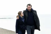 Ann Kathrin Klaasen (Julia Jentsch) unterhält sich mit Frank Weller (Christian Erdmann) bei einem Spaziergang.