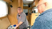Mit seiner mobilen Wohnmobil-Werkstatt ist Andreas Kipper (li.) in ganz Niedersachsen unterwegs, um liegen gebliebenen Wohnmobilisten zu helfen.