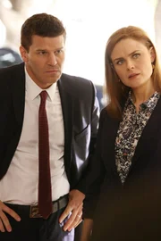 Booth (David Boreanaz) und Brennan (Emily Deschanel) suchen nach dem Mörder einer jungen afghanischen CIA-Informantin.