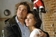 Nils (Raphaël Vogt, l.) und Nelly (Alissa Jung, r.) würden Weihnachten am liebsten gemeinsam feiern. Auf der Dachterrasse teilen sie am Heiligabend wieder einen vertrauten Moment ...