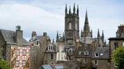 Aberdeen wurde fast vollständig aus Granit erbaut. Bei Sonnenschein glitzern die imposanten Fassaden wegen des hohen Glimmeranteils im Gestein. “Silver City“ nennen die Bewohner daher liebevoll ihre Stadt.
