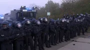 Zwei Hundertschaften trainieren eine UDA-Lage, eine unfriedliche demonstrative Aktion.